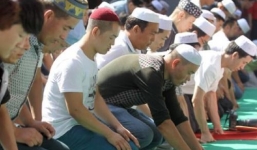 Hồi giáo Tân Cương cấm cười tại đám cưới, cấm khóc tại đám tang