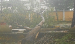 Lốc xoáy mạnh hất tung hàng trăm nóc nhà 