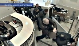 Cựu quan chức Ukraine đánh nhau với nhân viên sân bay để đào tẩu