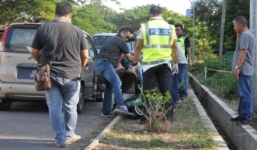 Bà mẹ bị đâm chết vì không mua điện thoại cho con trai