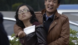 Kẻ điên dí dao dọa cắt cổ người qua đường