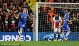 Chelsea 2-0 PSG: Thầy trò Mourinho vượt khó vào bán kết