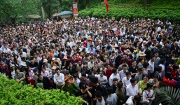 Dòng người về dâng hương giỗ Tổ Hùng Vương