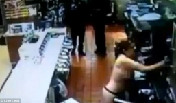 'Thả rông' ngực quậy phá trong quán McDonald