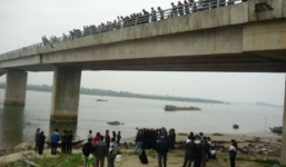 Clip nữ sinh trường Y nhảy cầu Long Biên tự tử được cứu sống