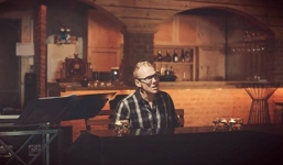 Chàng trai Tây hát 9 ca khúc hot Vpop 'chuẩn không cần chỉnh'