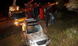 'Cuồng facebook', nằm trong xe bị lật vẫn 'check-in'