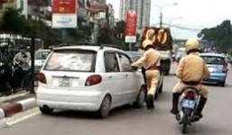 Cán bộ thi hành án nhấn ga đâm thẳng vào CSGT