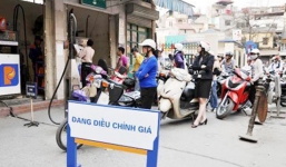 Xăng tăng giá vào buổi tối, vì sao?