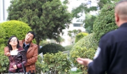 Kề dao dọa cắt cổ con tin, bị cảnh sát tóm gọn