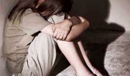 Thầy giáo già khiêu dâm học sinh ngay trong giờ học