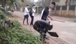 Nhóm học sinh bị nam thanh niên cầm điếu cày 'phang' tới tấp