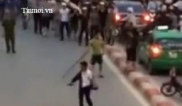 Thanh niên 'ngáo đá' cầm dao làm loạn giữa phố
