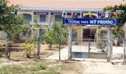 Thầy giáo bắt học trò thụt đầu 350 cái