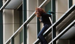 Cãi nhau với mẹ, cô gái nhảy từ tầng 18 tử vong