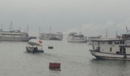 Cháy tàu du lịch ở vịnh Hạ Long, gần 20 hành khách hoảng loạn