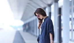 Mai Phương Thúy diện mốt không quần gợi cảm ở sân bay