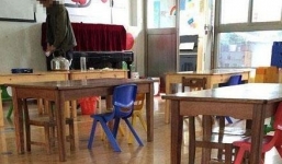 Nhân viên trường học tiểu bậy vào nước uống của giáo viên