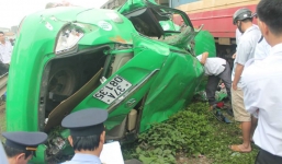 Vượt đường sắt, taxi bị tàu hỏa tông bẹp dúm 
