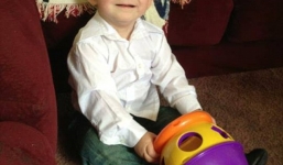 Băng đảng đấu súng, bé trai 2 tuổi trúng đạn chết oan