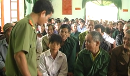 Cậu bé 12 tuổi bị bố mẹ bắt làm thầy bói, giả bị nhập hồn