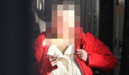 Phẫn nộ mẹ ép con xem cảnh sex của mình với khách để “học hỏi”