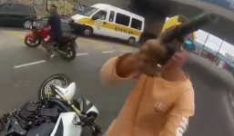 Clip: Cướp xe máy bị cảnh sát bắn gục tại chỗ