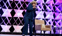 Ngoại trưởng Mỹ Hillary Clinton bị ném giày trong khi phát biểu
