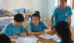 Học sinh muốn đi vệ sinh phải… làm đơn