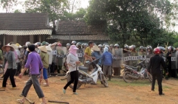 Hàng trăm người dân đập phá, đốt nhà của nhiều cán bộ xã