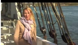 Đang ghi hình, nữ phóng viên rơi tõm xuống nước