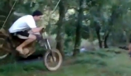 Dùng xe máy làm xích đánh đu