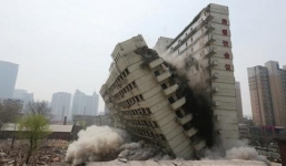 Cận cảnh toà nhà cao tầng bị xẻ đôi, đổ sập trong tích tắc