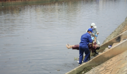 Hàng trăm người dân xem xác chết dưới cầu Vĩnh Tuy