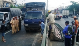 Va chạm giao thông, xe tải bay lên giải phân cách