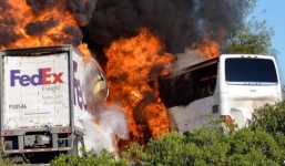 Xe tải đâm xe bus chở học sinh ở California, 10 người chết