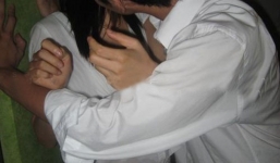 Nửa đêm bắt cóc thiếu nữ, kéo vào trong xe cưỡng hôn