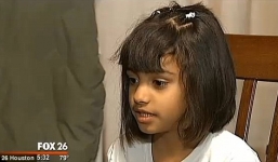 Gã chồng tàn ác bắn chết vợ trước mặt con gái