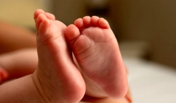 Bé sơ sinh 3 tháng tuổi bị mẹ ném xuống giếng