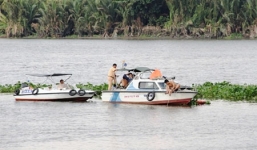 Thi thể bé 3 tuổi trong vụ chìm tàu đang được tìm kiếm