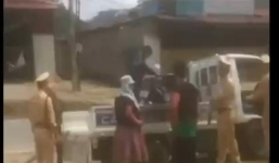 Clip 3 người giật lại xe máy sau khi bị CSGT bắt giữ