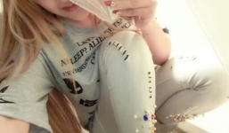 Tiểu thư nhà giàu khoe loạt ảnh với tiền và sextoy