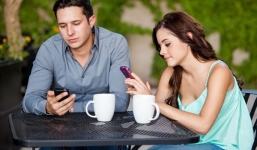 Khóc thét với bạn trai lương tháng nghìn đô mà “bi sắt”