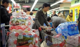 Clip: Người dân Trung Quốc đổ xô đi mua nước khoáng vì nước máy nhiễm độc