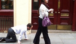 Sốc: Phạt chồng, dắt 'đi bằng tứ chi' như vật nuôi trên phố