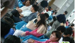 Thiếu nữ xinh đẹp thản nhiên khoe ngực giữa nhà ga