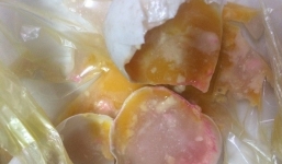 Kinh hãi trứng vịt có màu hồng giống phẩm màu