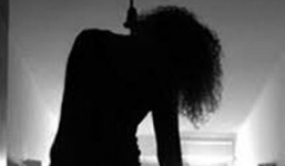 Bàng hoàng phát hiện vợ treo cổ tại cầu thang