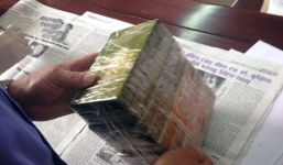 8 bánh heroin trong thùng mì tôm