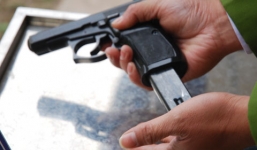 Nghi vợ ngoại tình, mua súng về bắn chết 'tình địch'